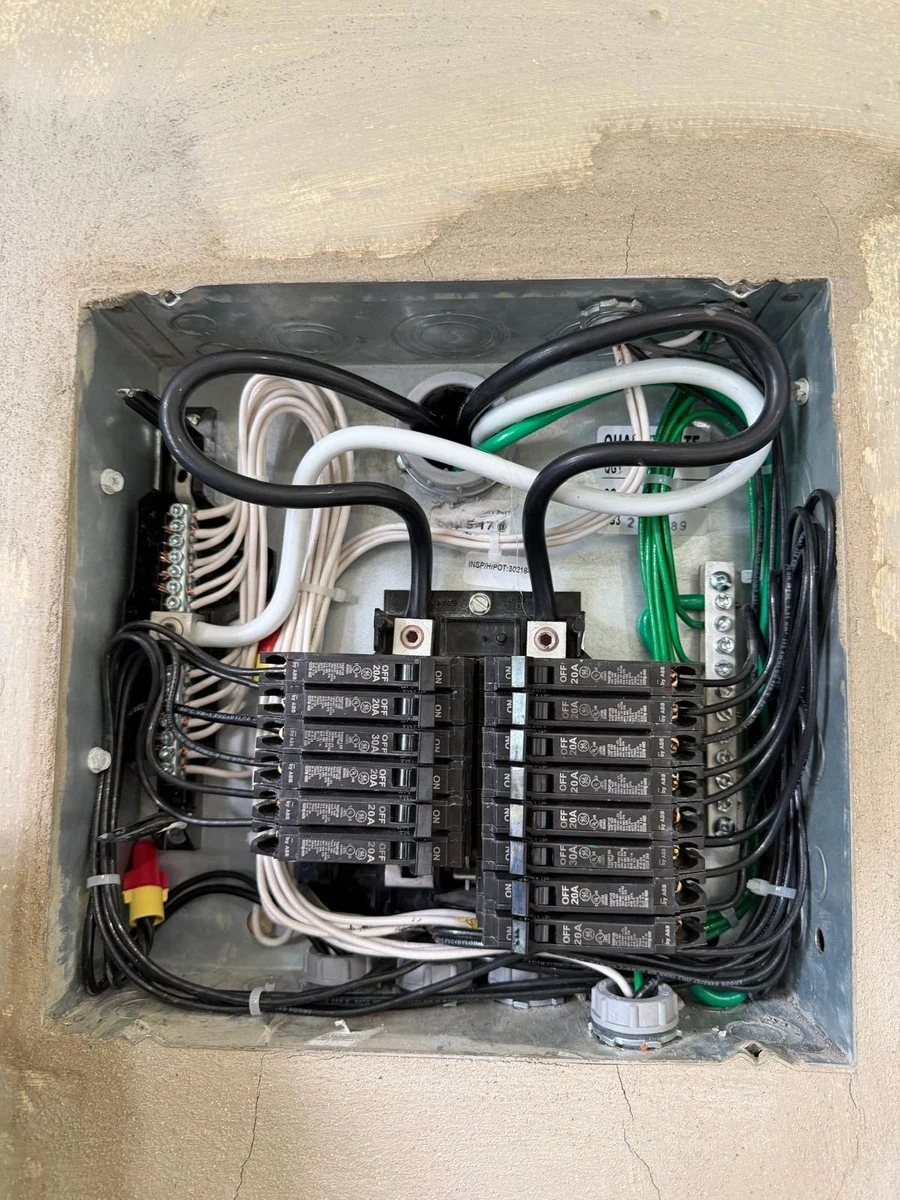 Interior de un panel eléctrico en la galería de trabajos de Thunder
